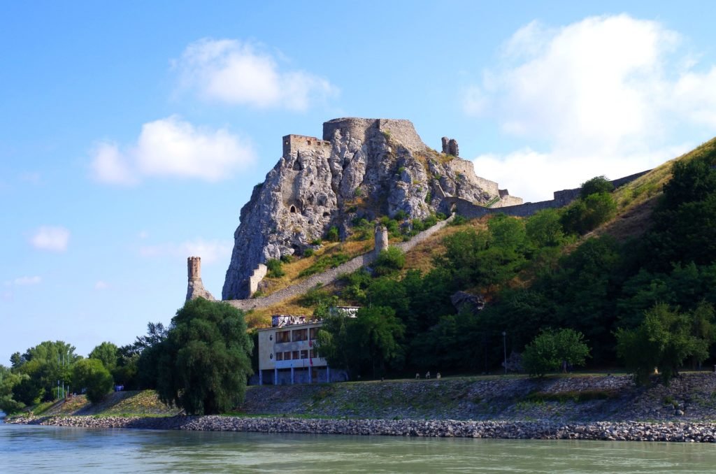 Μπρατισλάβα, η όμορφη πρωτεύουσα της Σλοβακίας 33 Μπρατισλάβα, η όμορφη πρωτεύουσα της Σλοβακίας. Το κάστρο Ντεβίν στη Μπρατισλάβα